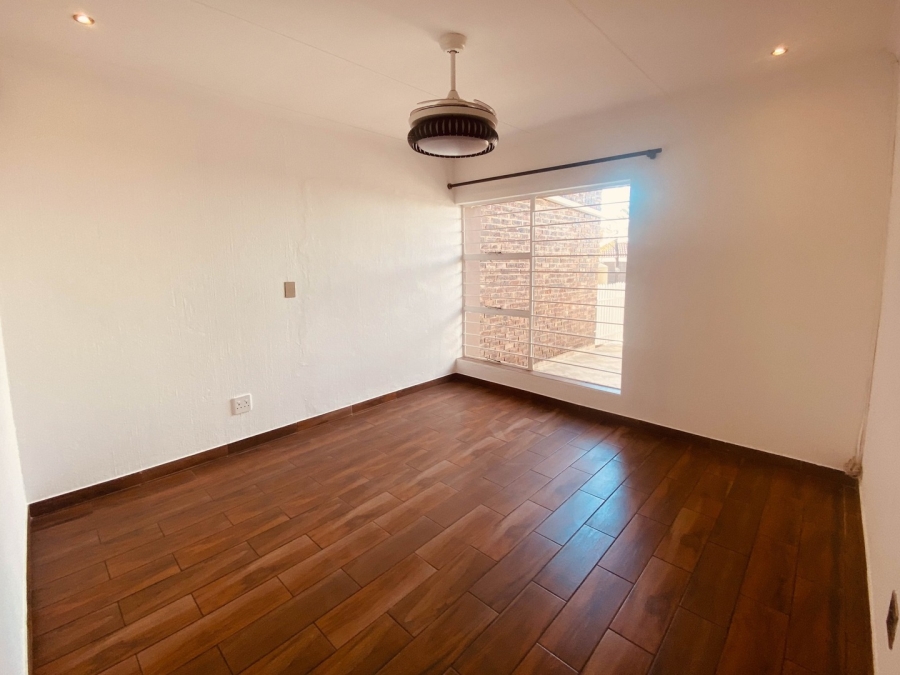 To Let 2 Bedroom Property for Rent in Magaliessig Gauteng