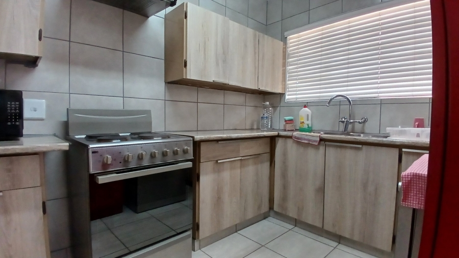 To Let 2 Bedroom Property for Rent in New Redruth Gauteng