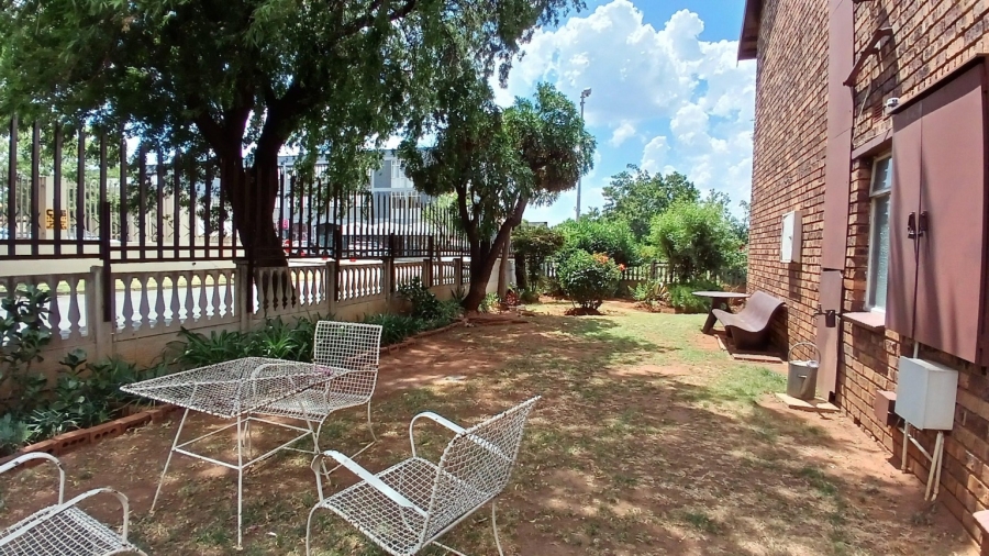 To Let 2 Bedroom Property for Rent in New Redruth Gauteng