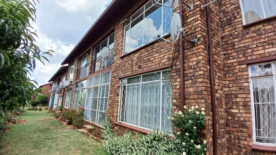 To Let 2 Bedroom Property for Rent in New Redruth Gauteng