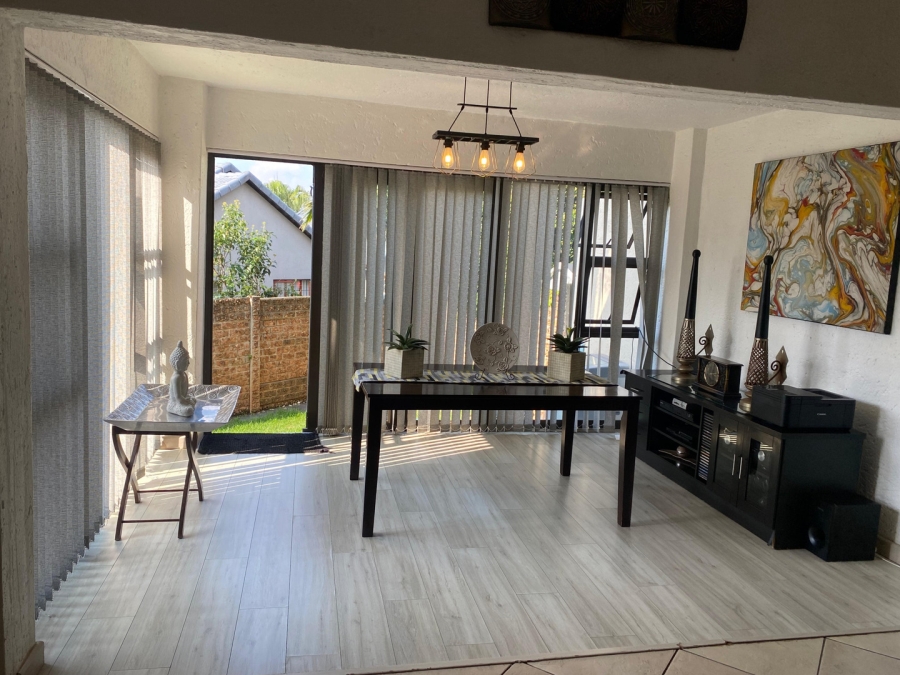 2 Bedroom Property for Sale in Corlett Gardens Gauteng