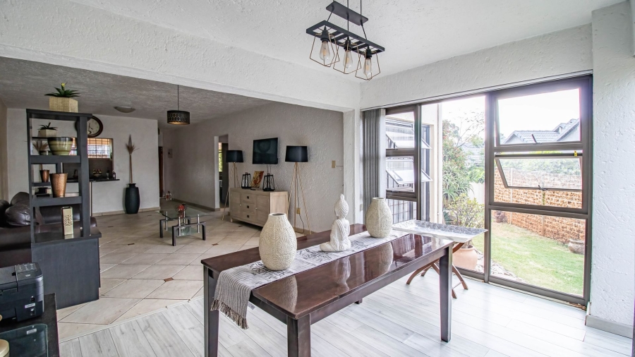 2 Bedroom Property for Sale in Corlett Gardens Gauteng