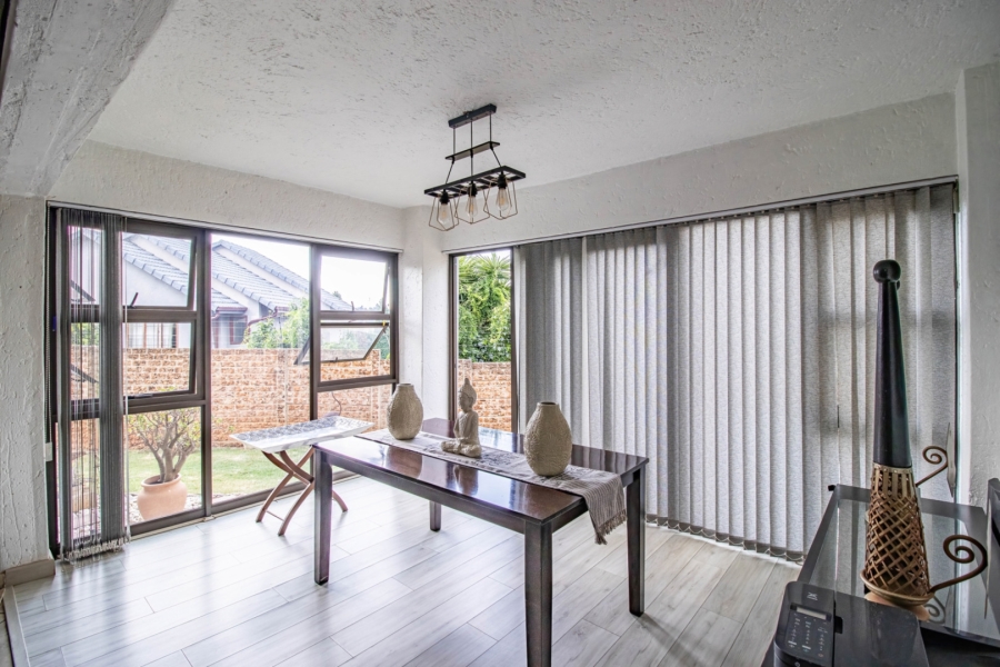 2 Bedroom Property for Sale in Corlett Gardens Gauteng