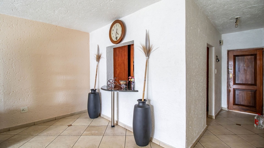 2 Bedroom Property for Sale in Corlett Gardens Gauteng