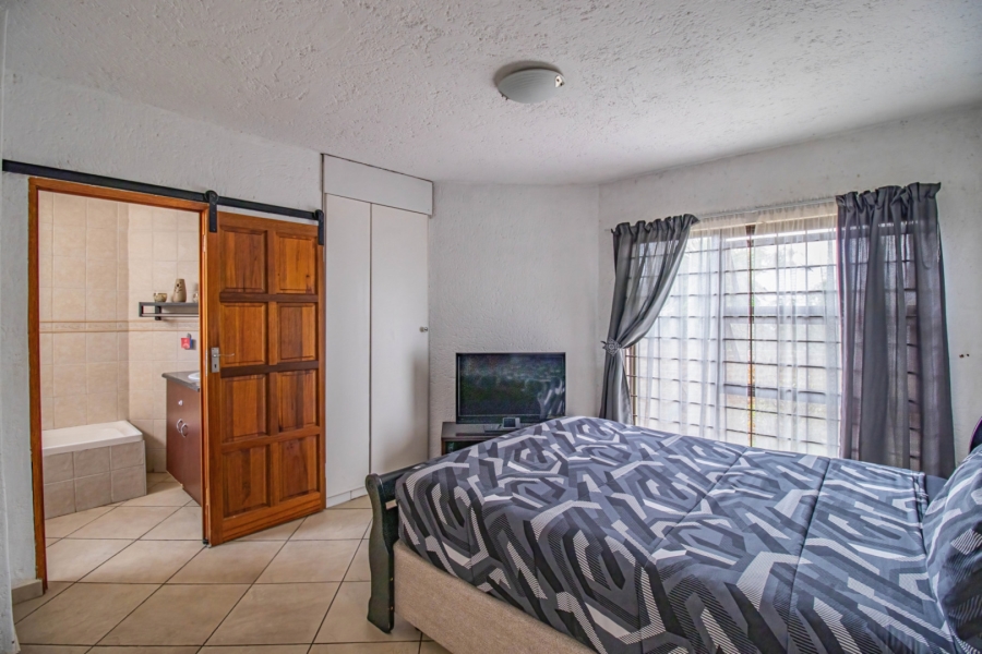 2 Bedroom Property for Sale in Corlett Gardens Gauteng