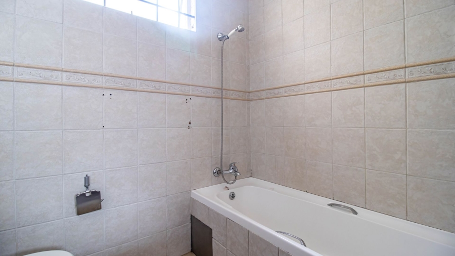 2 Bedroom Property for Sale in Corlett Gardens Gauteng