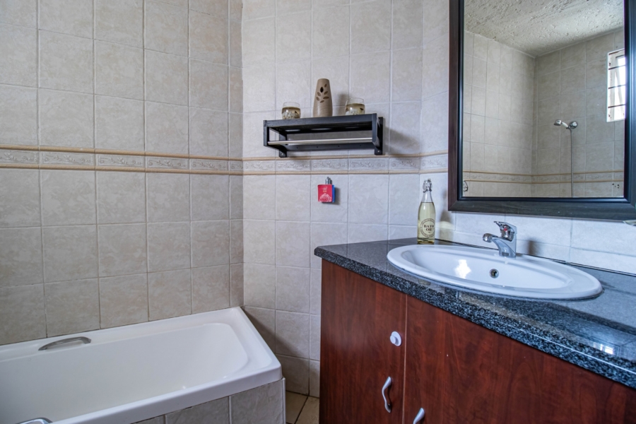 2 Bedroom Property for Sale in Corlett Gardens Gauteng