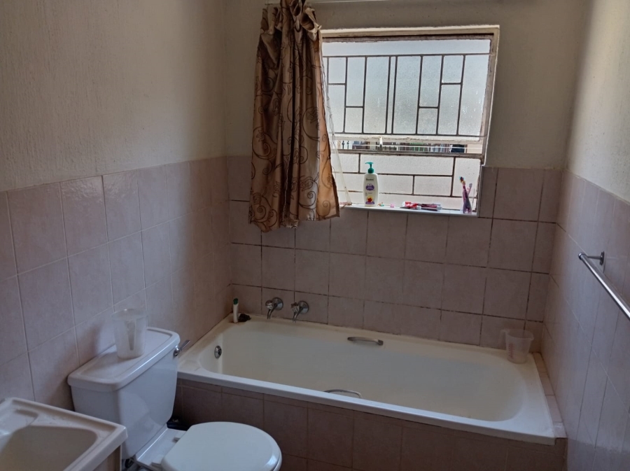 To Let 2 Bedroom Property for Rent in Vorna Valley Gauteng