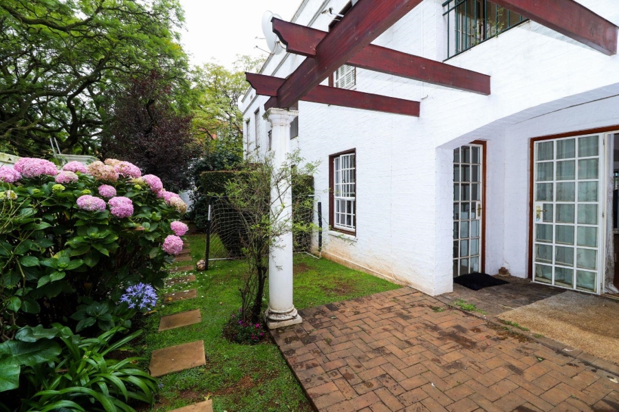 To Let 2 Bedroom Property for Rent in Saxonwold Gauteng