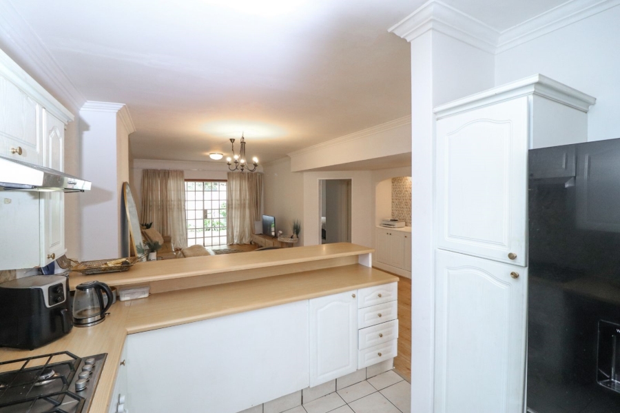 To Let 2 Bedroom Property for Rent in Saxonwold Gauteng