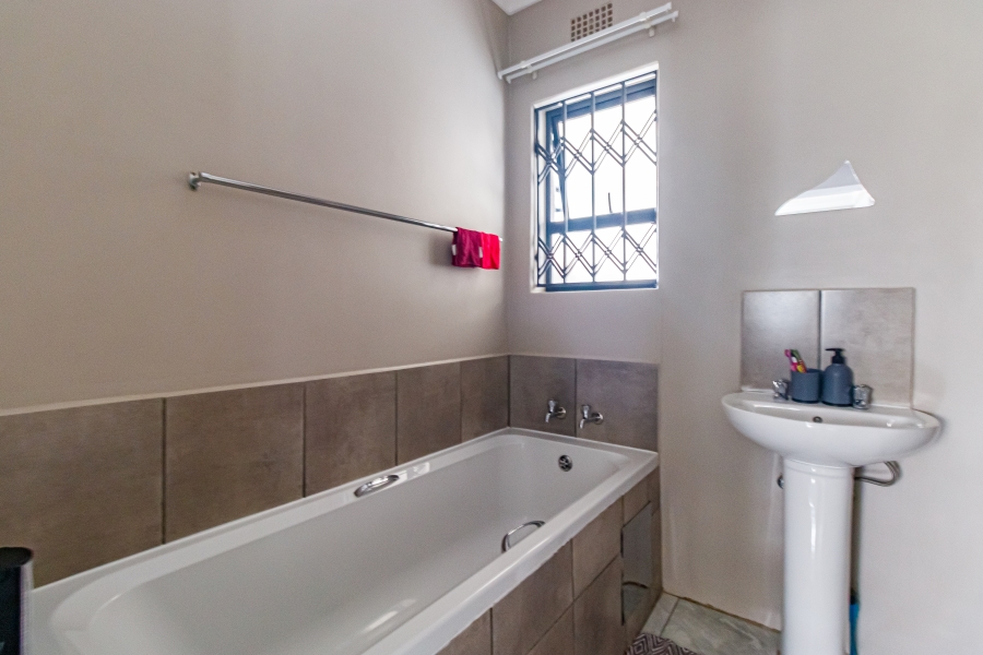 3 Bedroom Property for Sale in Clayville Gauteng