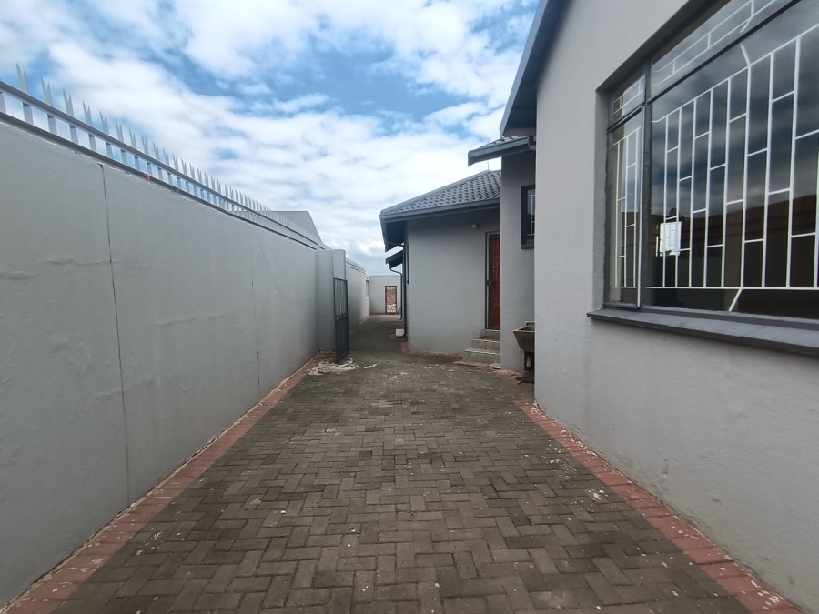 3 Bedroom Property for Sale in Roshnee Gauteng