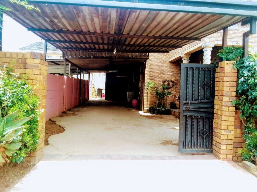 4 Bedroom Property for Sale in Kagiso Gauteng