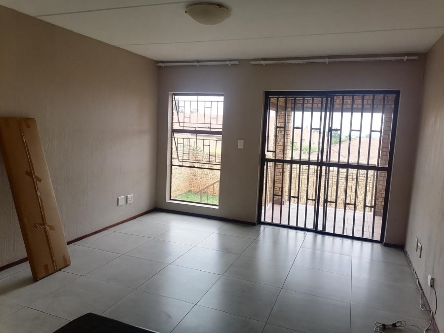 To Let 2 Bedroom Property for Rent in Amorosa Gauteng