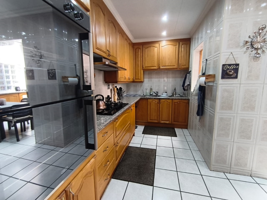 4 Bedroom Property for Sale in New Redruth Gauteng