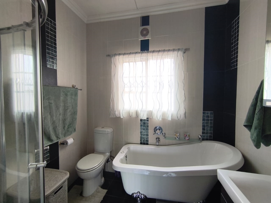 4 Bedroom Property for Sale in New Redruth Gauteng