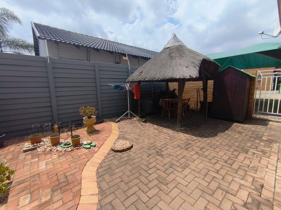 4 Bedroom Property for Sale in New Redruth Gauteng