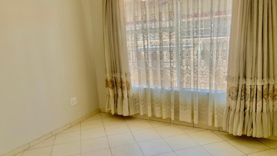2 Bedroom Property for Sale in Mulbarton Gauteng