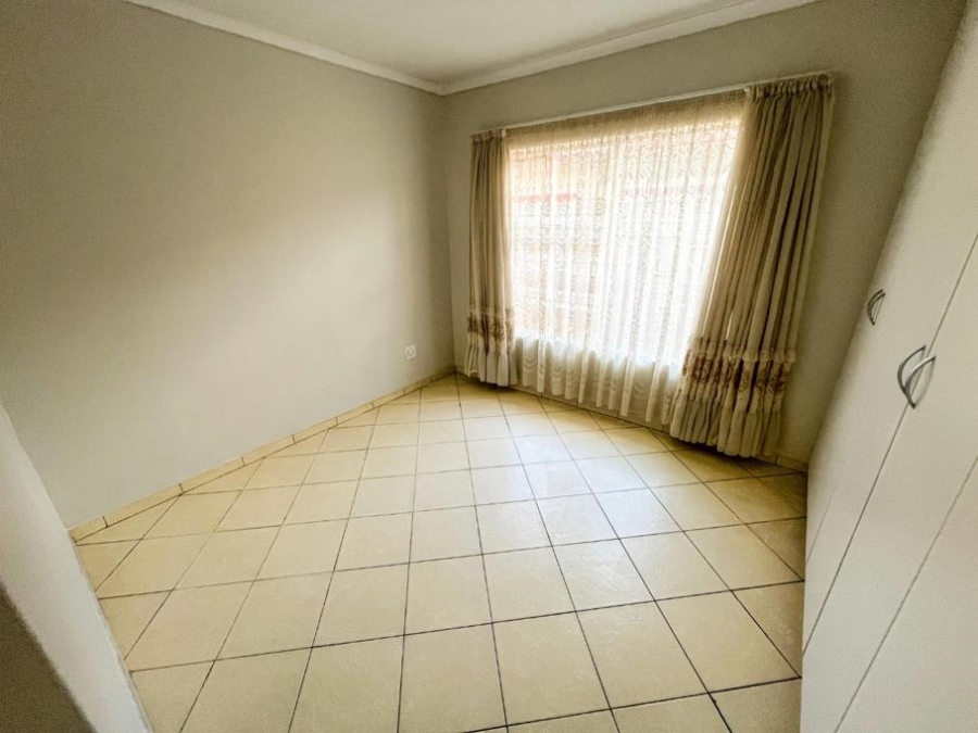 2 Bedroom Property for Sale in Mulbarton Gauteng