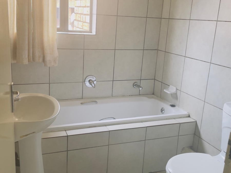 To Let 3 Bedroom Property for Rent in Klippoortjie Gauteng