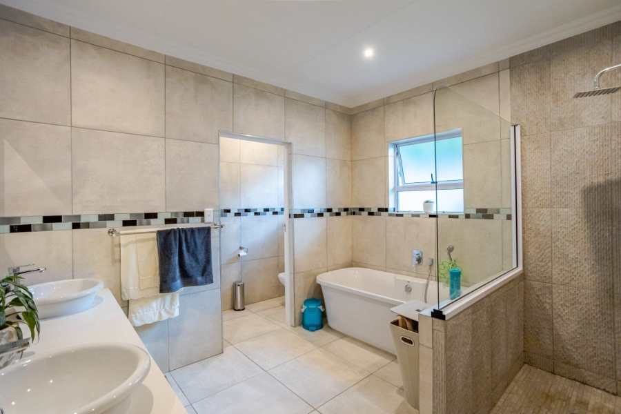 5 Bedroom Property for Sale in Country View Estate Gauteng