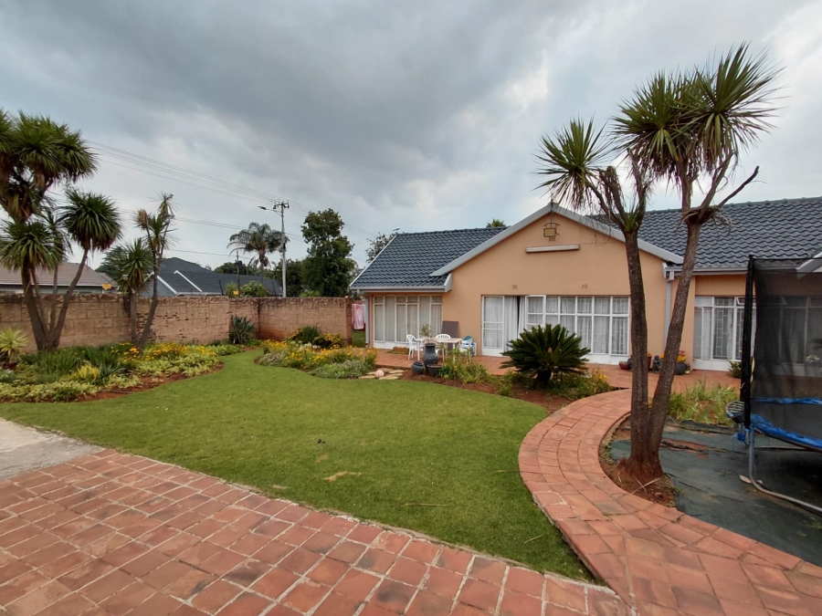 5 Bedroom Property for Sale in Greenhills Gauteng