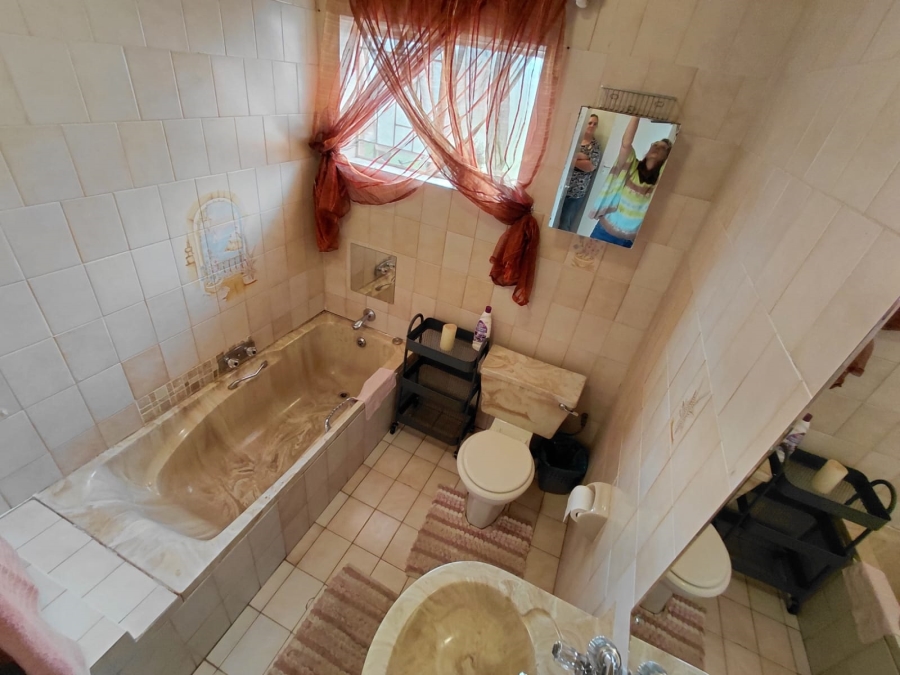 5 Bedroom Property for Sale in Greenhills Gauteng