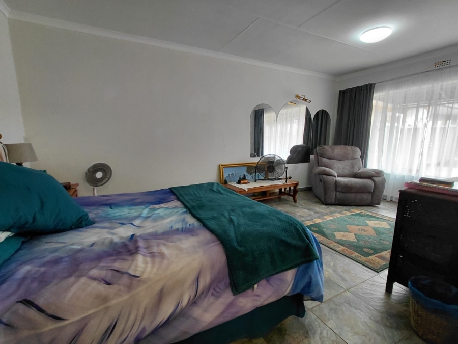 5 Bedroom Property for Sale in Greenhills Gauteng