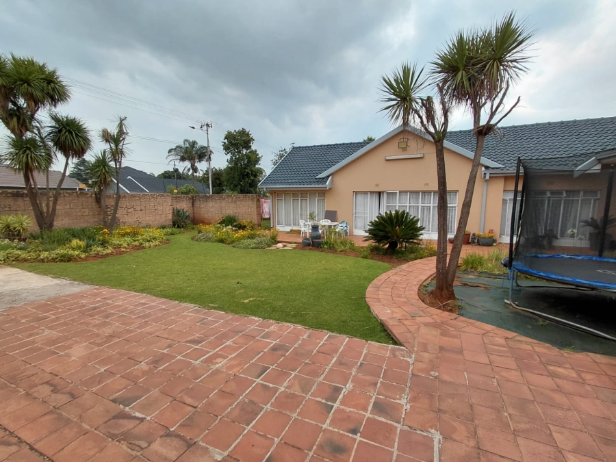 5 Bedroom Property for Sale in Greenhills Gauteng