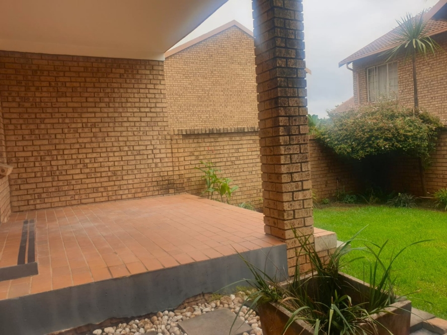 2 Bedroom Property for Sale in Faerie Glen Gauteng