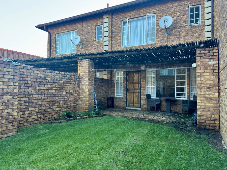 2 Bedroom Property for Sale in Silver Lakes Gauteng