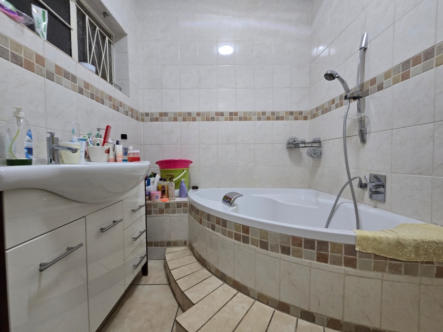 4 Bedroom Property for Sale in Waterkloof Ridge Gauteng