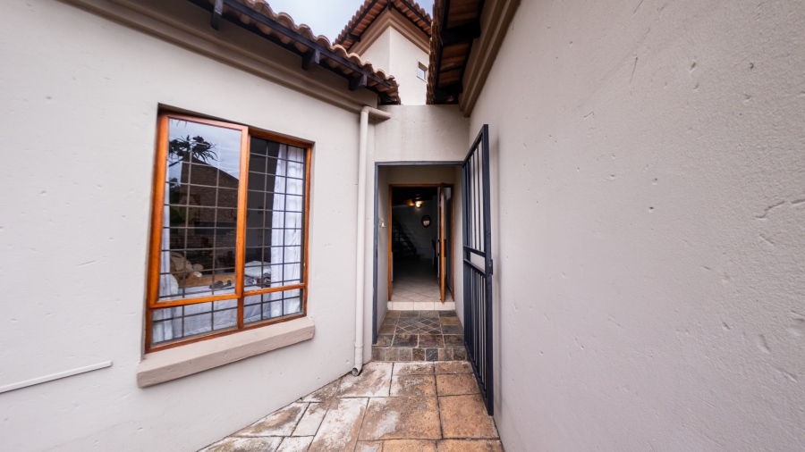 3 Bedroom Property for Sale in Thatchfield Cresent Gauteng