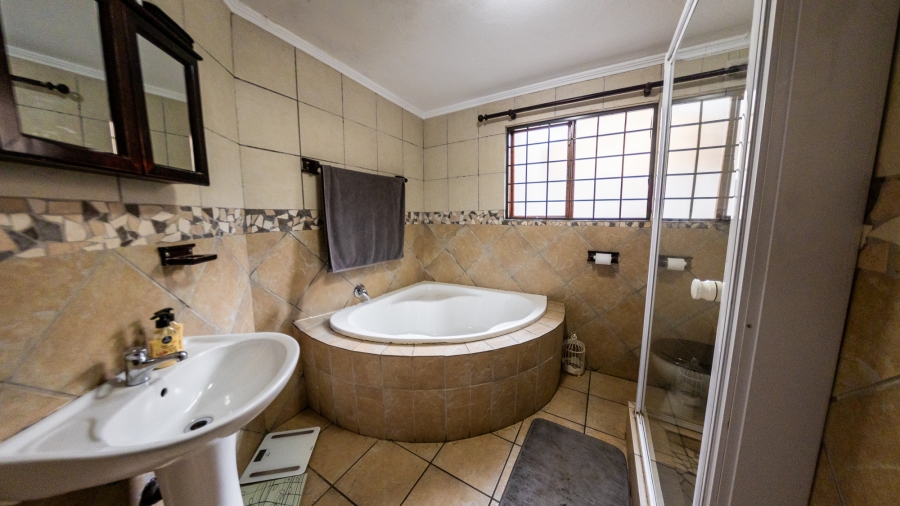 3 Bedroom Property for Sale in Thatchfield Cresent Gauteng