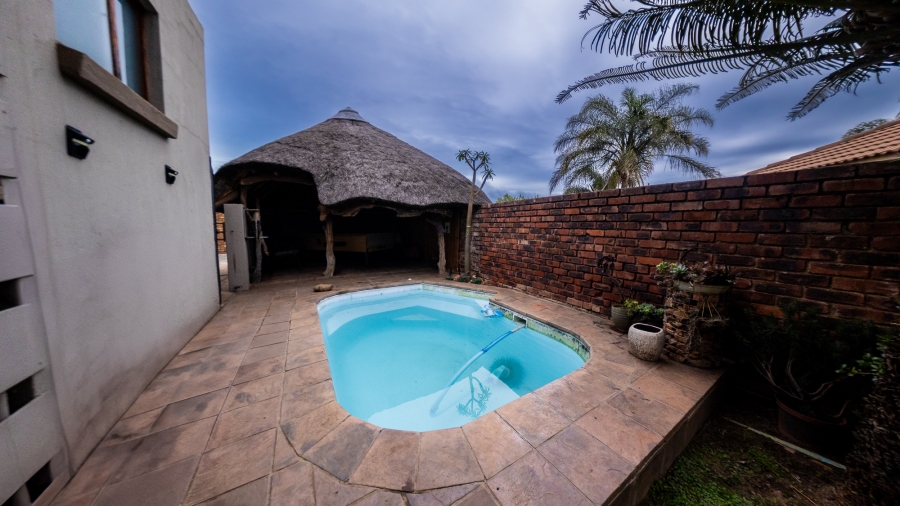 3 Bedroom Property for Sale in Thatchfield Cresent Gauteng