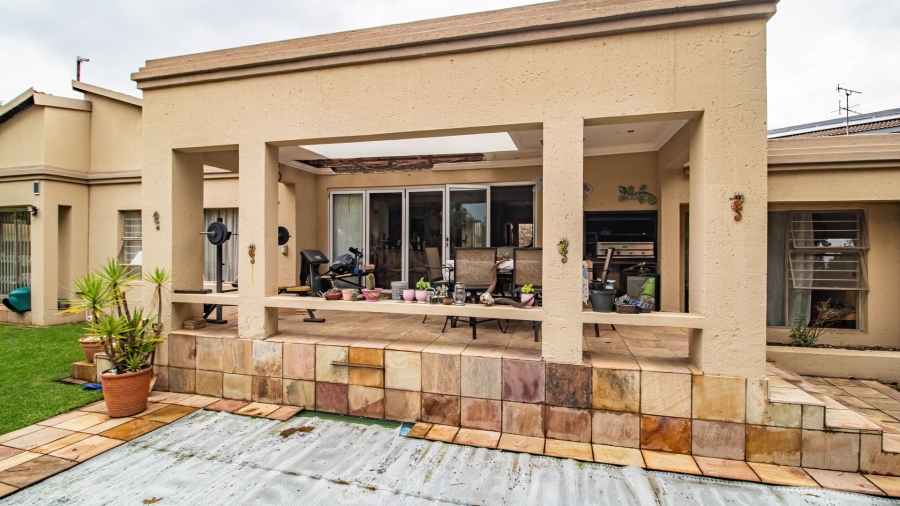 5 Bedroom Property for Sale in Marais Steyn Park Gauteng