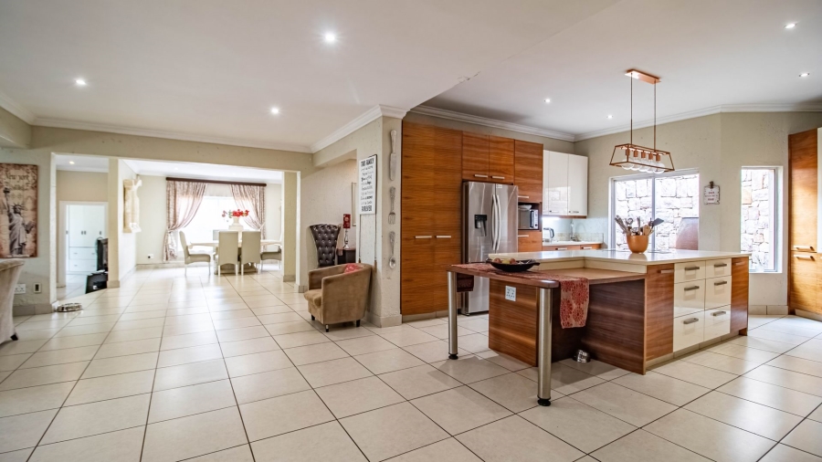 5 Bedroom Property for Sale in Marais Steyn Park Gauteng