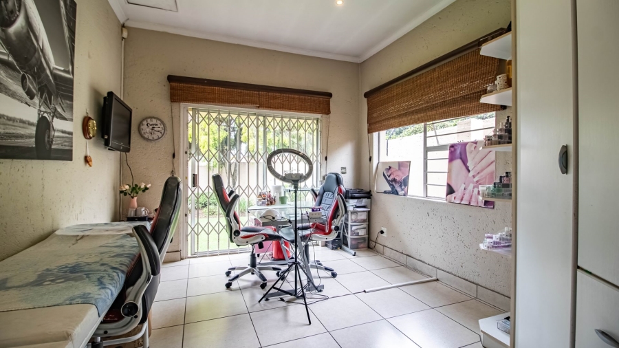 5 Bedroom Property for Sale in Marais Steyn Park Gauteng