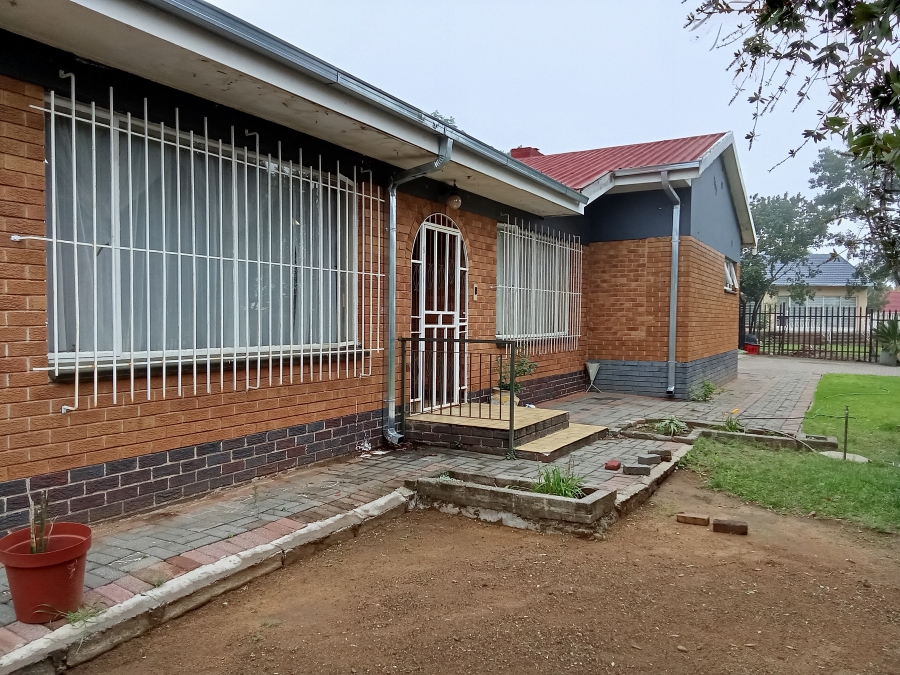 4 Bedroom Property for Sale in Witpoortjie Gauteng