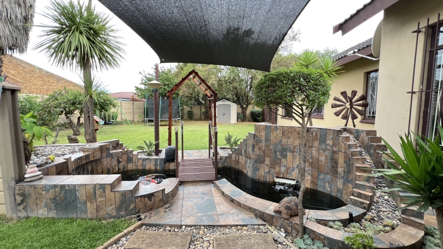 4 Bedroom Property for Sale in Helikonpark Gauteng