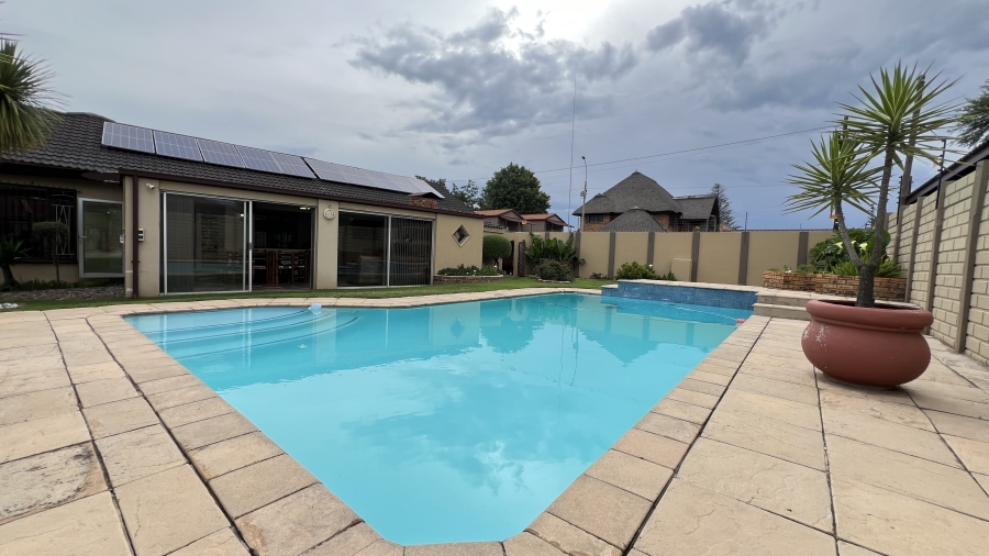 4 Bedroom Property for Sale in Helikonpark Gauteng