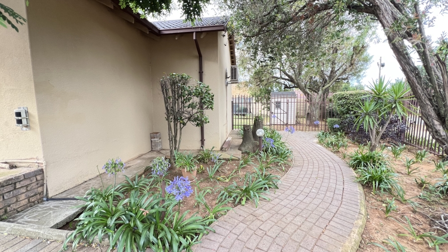 4 Bedroom Property for Sale in Helikonpark Gauteng