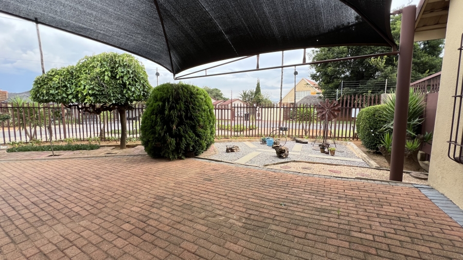 4 Bedroom Property for Sale in Helikonpark Gauteng