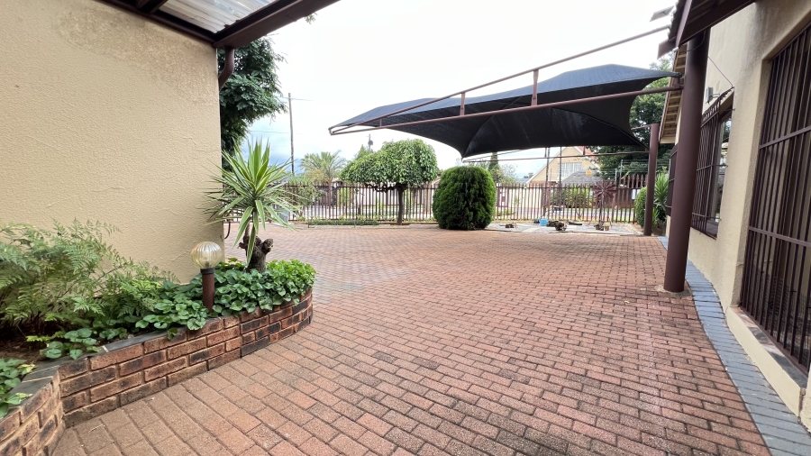 4 Bedroom Property for Sale in Helikonpark Gauteng