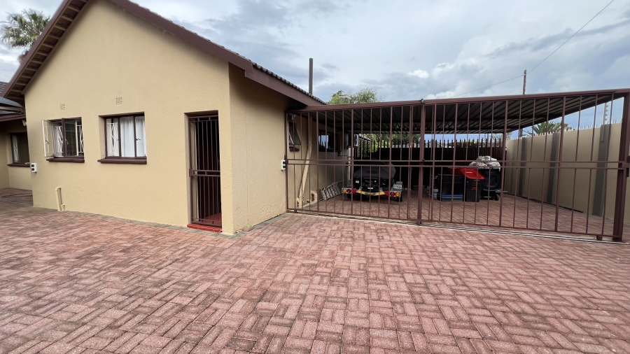 4 Bedroom Property for Sale in Helikonpark Gauteng