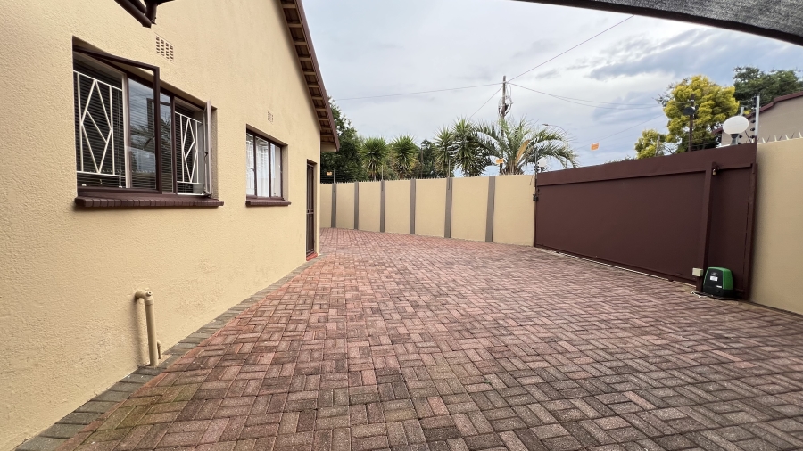 4 Bedroom Property for Sale in Helikonpark Gauteng