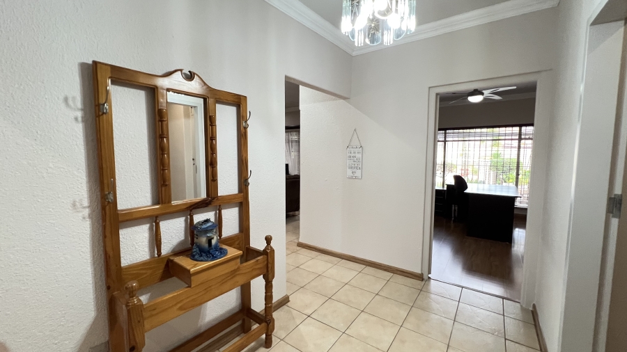 4 Bedroom Property for Sale in Helikonpark Gauteng