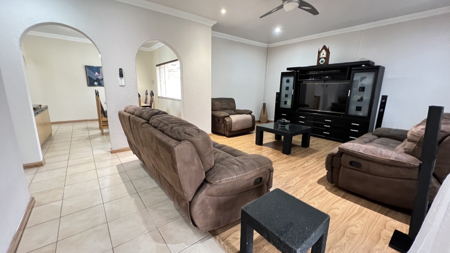 4 Bedroom Property for Sale in Helikonpark Gauteng