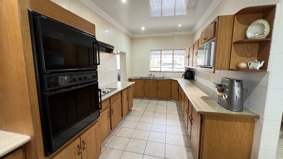 4 Bedroom Property for Sale in Helikonpark Gauteng