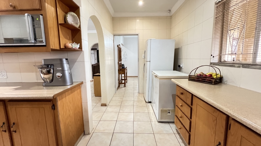 4 Bedroom Property for Sale in Helikonpark Gauteng